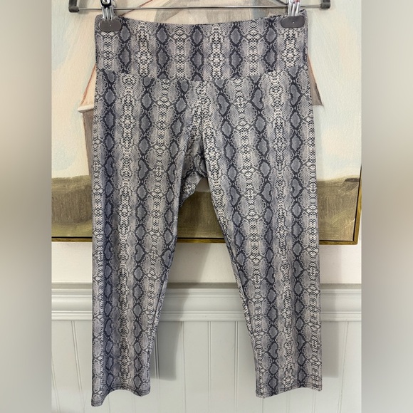 ONZIE Gray & White Cropped Snake Print Leggings Size Medium - Picture 1 of 9